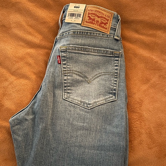 Levi’s Women’s 725 High Rise Bootcut Jeans - Picture 3 of 7